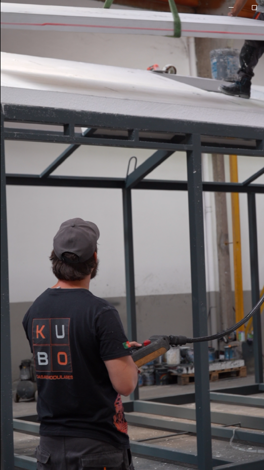 Equipa Kubo a montar a cobertura do módulo na fábrica